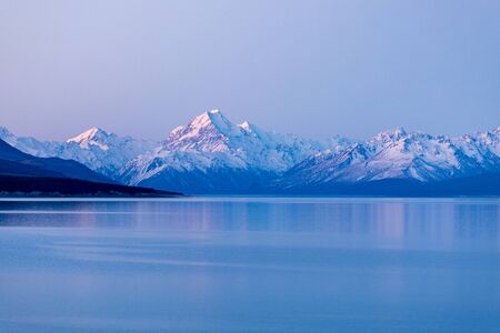 The Sun Sets Over Mt Cook/Aoraki On This Beautiful Still Evening In New Zealandの写真素材