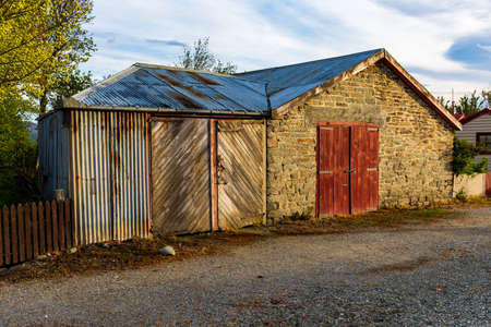 A Rustic Old Building In Ophir, Otago, New Zealand. This Old Town Is Very Quaint With Vibrant Coloured Buildingsのeditorial素材