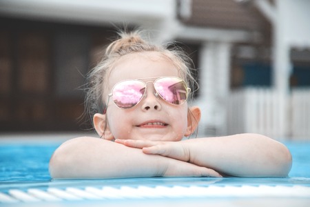 Pretty little girl in swimming pool Horizontの写真素材
