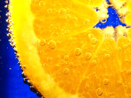 Macro of an orange in carbonated waterの素材