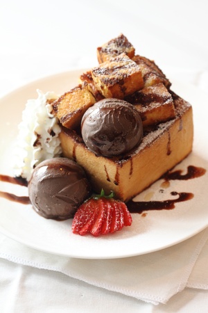 toasted bread with chocolate ice cream and strawberriesの写真素材