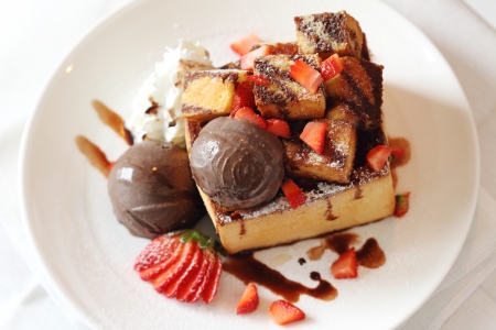 toasted bread with chocolate ice cream and strawberries from top-viewの写真素材