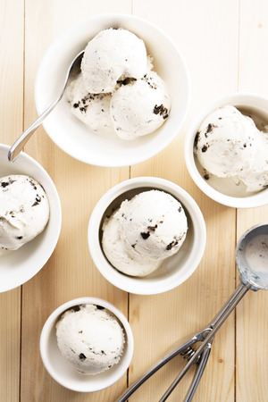 cookie and cream ice cream flavor in white cups, top viewの写真素材