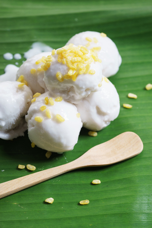 coconut ice cream scoops on green banana leaf backgroundの写真素材