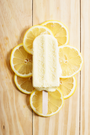 Homemade lemon ice cream or popsicle, fruit popsicle
の写真素材