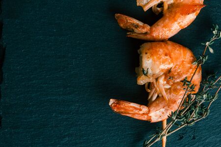 Wallpaper with fried prawns on dark backgroundの写真素材