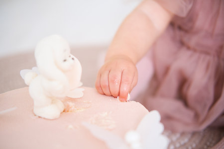 close-up of a baby trying her first birthday cakeの写真素材