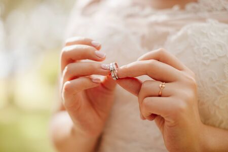 wedding rings in bride's hands macroの写真素材