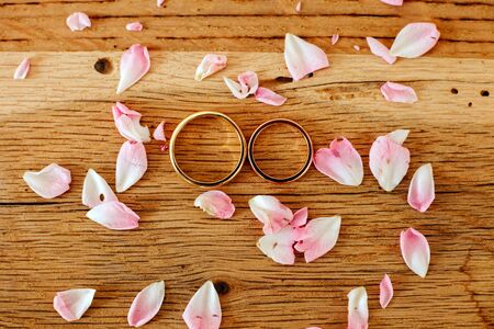 wedding rings on wood macro backgroundの写真素材