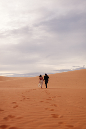couple travel sand dune. Sand and sky viewの写真素材