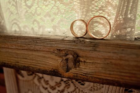 wedding rings on wood backgroundの写真素材