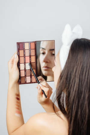 make up artist choosing eyeshadow paletteの写真素材