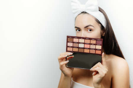 woman choosing eyeshadow paletteの写真素材