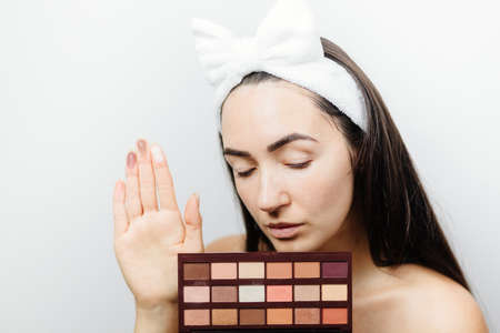 make up artist choosing eyeshadow paletteの写真素材