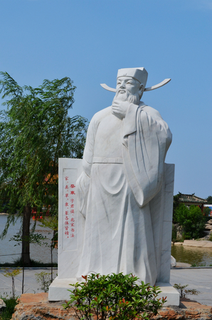 Outdoor statue at the Kaifeng park in Chinaのeditorial素材