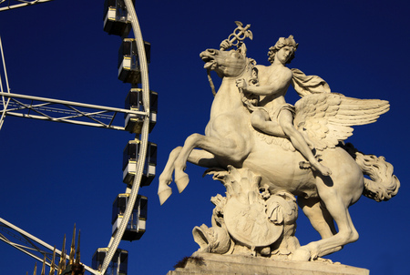 Statue of King of Fame riding Pegasus on the Place de la Concorde with ferris wheel at background, Paris, Franceのeditorial素材
