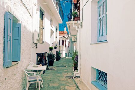 10.07.2018. narrow street, whit old buildings and facade in old small coastal town Skiatos, Greece - Imageのeditorial素材