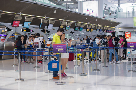 BANGKOK, THAILAND - Apr 8, 2016 : Passengers checking in at the counter at Suvarnaphumi Airport, Bangkok on Apr 8, 2016. Suvarnabhumi airport is world's 4th largest single-building airport terminal.のeditorial素材