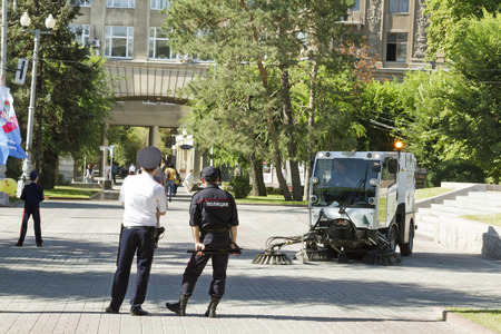 VOLGOGRAD - SEPTEMBER 6:Police outfit at the eternal flame keeps order and security during the celebration of city day . September 6, 2014 in Volgograd, Russia.のeditorial素材