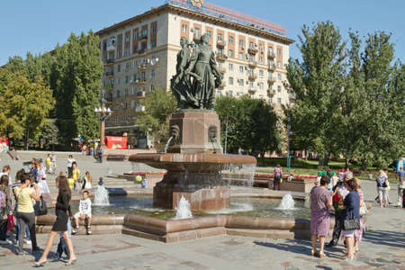 VOLGOGRAD - SEPTEMBER 6:Passers-by walking around the fountain \"Art\" on the main promenade of the city . September 6, 2014 in Volgograd, Russia.のeditorial素材