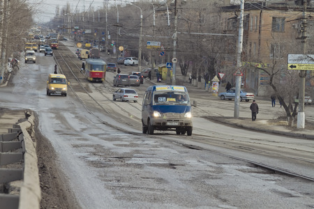 VOLGOGRAD - FEBRUARY 07: Terrible pavement or the lifting bridge. The car has to go around the pit on the road on the tram tracks. February 07, 2015 in Volgograd, Russia.のeditorial素材