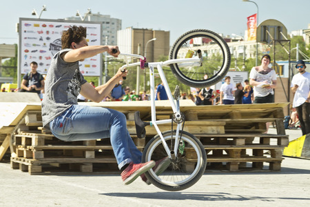 VOLGOGRAD - MAY 24:The fall of the cyclist when you try to ride on the rear wheel. The fifth annual competition for the Cup of Europe city Mall. May 24, 2015 in Volgograd, Russia.のeditorial素材