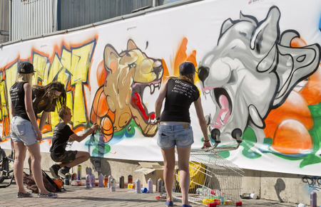 VOLGOGRAD - MAY 24: The street contest drawing - graffiti on the theme : Sport is my life. The fifth annual competition for the Cup of Europe city Mall. May 24, 2015 in Volgograd, Russia.のeditorial素材
