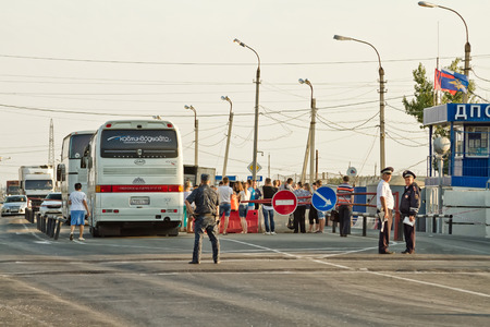 VOLGOGRAD - AUGUST 9: Thorough passport control all intercity buses, the post of police at the entrance to the city . August 9, 2015 in Volgograd, Russia.のeditorial素材