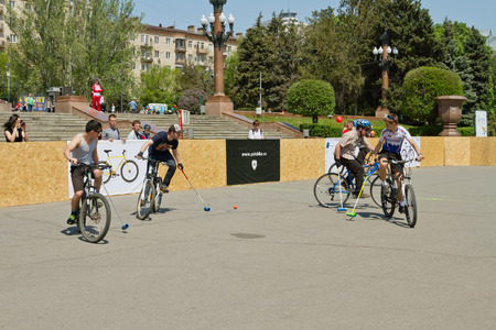 VOLGOGRAD - MAY 4: Young guys playing bike Polo on asphalt upper terrace of the Central embankment. May 4, 2014 in Volgograd, Russia.のeditorial素材