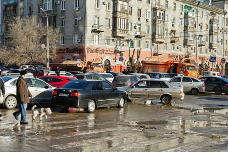VOLGOGRAD - JANUARY 30: Shortness of traffic on the street Soviet from the overlap of the Central waterfront during an air show. January 30, 2016 in Volgograd, Russia.のeditorial素材