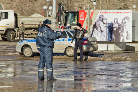 VOLGOGRAD - JANUARY 30: Employees of road patrol police regulate traffic at the busy intersection. January 30, 2016 in Volgograd, Russia.のeditorial素材