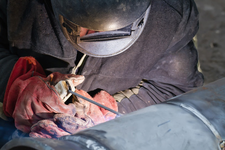 Welder mounts in the trunk pipeline electrochemical protection