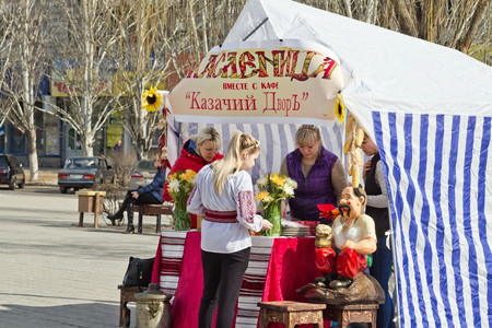 VOLGOGRAD - MARCH 12: Sale of hot pancakes and tea from a samovar out of the tent installed in the town square during the celebration of carnival . March 12, 2016 in Volgograd, Russia.のeditorial素材