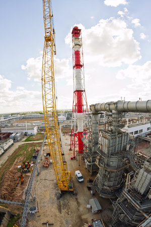 VOLGOGRAD - MAY 20: The renovations with the use of a crawler crane on the installation of deep oil refining at the refinery. May 20, 2016 in Volgograd, Russia.のeditorial素材