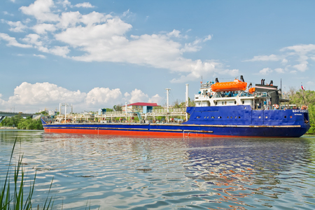 VOLGOGRAD - MAY 22: Transportation of goods and petroleum products on barges on the Volga-don shipping canal. May 22, 2016 in Volgograd, Russia.のeditorial素材