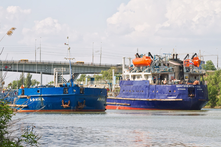 VOLGOGRAD - MAY 22: Two barges with oil floating towards each other in the Volga-don navigable channel. May 22, 2016 in Volgograd, Russia.のeditorial素材
