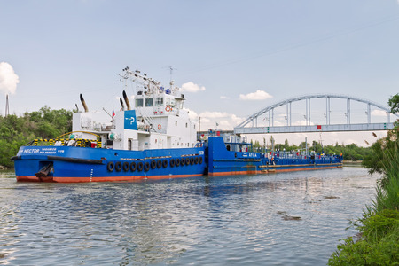 VOLGOGRAD - MAY 22: Transportation of goods and petroleum products on barges on the Volga-don shipping canal. May 22, 2016 in Volgograd, Russia.のeditorial素材