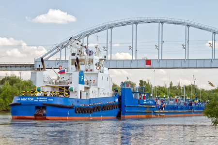 VOLGOGRAD - MAY 22: Transportation of goods and petroleum products on barges on the Volga-don shipping canal. May 22, 2016 in Volgograd, Russia.のeditorial素材