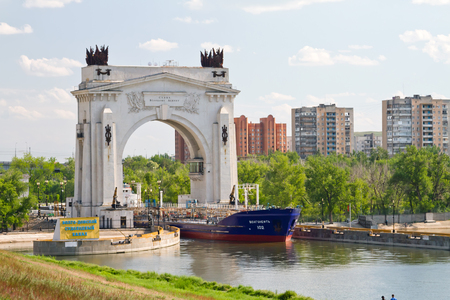 VOLGOGRAD - MAY 22: The output from the Volga-don shipping canal after locking the barge for the transportation of petroleum products. May 22, 2016 in Volgograd, Russia.のeditorial素材