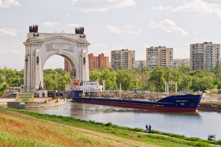 VOLGOGRAD - MAY 22: The output from the Volga-don shipping canal after locking the barge for the transportation of petroleum products. May 22, 2016 in Volgograd, Russia.のeditorial素材