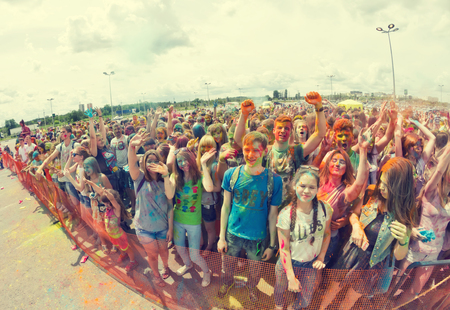 VOLGOGRAD - JUNE 12: Crowd of young people dancing to the music at the festival of colors at the Akvarel shopping centre in day of Russia. June 12, 2016 in Volgograd, Russia.のeditorial素材