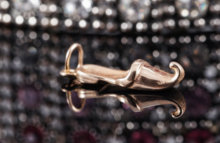 suspension of gold in the form of a Shoe with folded spout on the women's bracelet