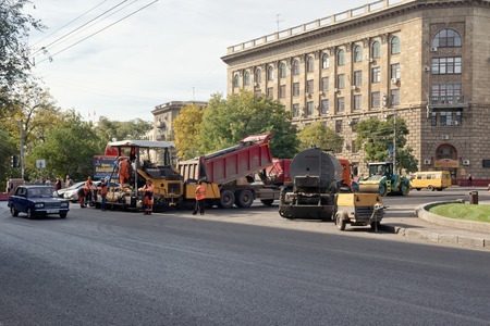 VOLGOGRAD - OCTOBER 6: Repair works on replacement of an asphalt covering of roads in the city centre. October 6, 2016 in Volgograd, Russia.のeditorial素材