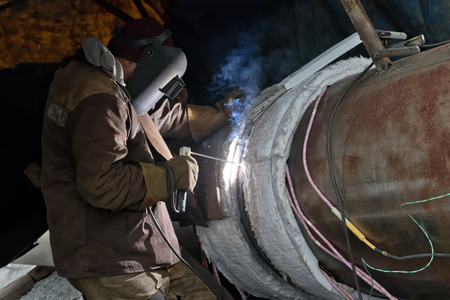 Welding large diameter pipes with pre-heated flexible ceramic heating elements in the fieldの写真素材