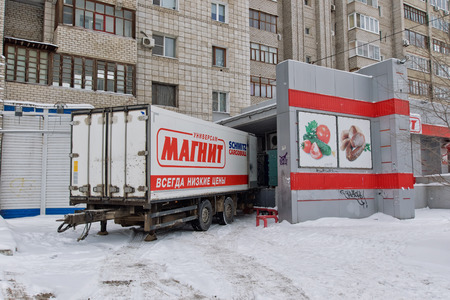 VOLGOGRAD - JANUARY 29: Unloading goods from truck trading network of supermarkets Magnit. January 29, 2017 in Volgograd, Russia.のeditorial素材