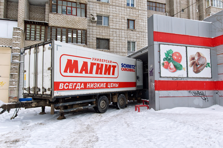 VOLGOGRAD - JANUARY 29: Unloading goods from truck trading network of supermarkets Magnit. January 29, 2017 in Volgograd, Russia.のeditorial素材