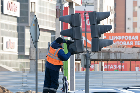 VOLGOGRAD - FEBRUARY 21: The repair team of electricians troubleshoots governing the traffic lights at the intersection. February 21, 2017 in Volgograd, Russia.のeditorial素材