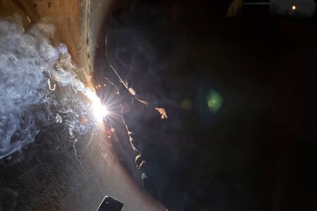 The welder handles the root seam with a cutting machine. Preparing for the facing seam to the control sample.の写真素材
