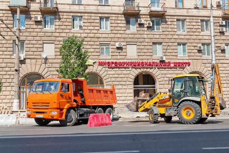 VOLGOGRAD - JUNE 5: Repair work on the improvement of the Central streets of the city and laying paving slabs on the eve of the world Cup 2018. June 5, 2018 in Volgograd, Russia.のeditorial素材