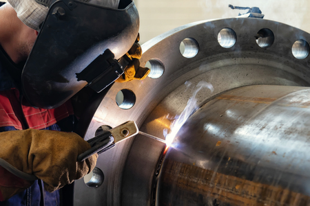 Flat welding flange to the pipe steel by a method of manual arc welding